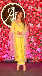 Mahira Sharma feet photo thumbnail