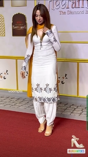 Mahira Sharma feet photo thumbnail