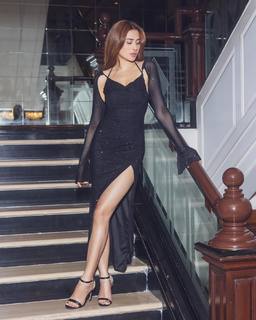 Mahira Sharma feet photo thumbnail