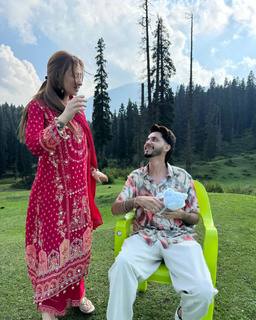 Mahira Sharma feet photo thumbnail