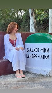 Mahira Sharma feet photo thumbnail