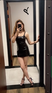 Mahira Sharma feet photo thumbnail