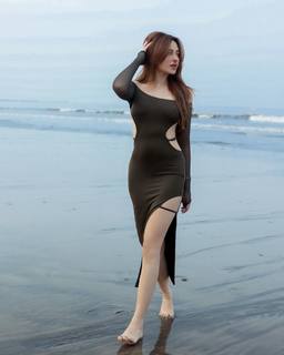 Mahira Sharma feet photo thumbnail