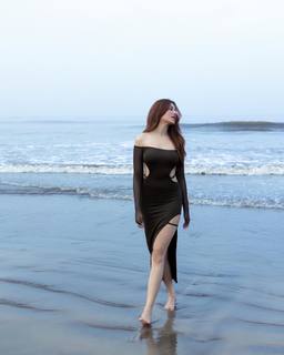 Mahira Sharma feet photo thumbnail