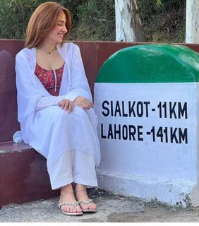 Mahira Sharma feet photo thumbnail