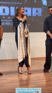 Mahira Sharma feet photo thumbnail