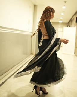 Mahira Sharma feet photo thumbnail