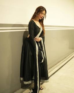 Mahira Sharma feet photo thumbnail