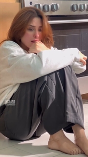 Mahira Sharma feet photo thumbnail