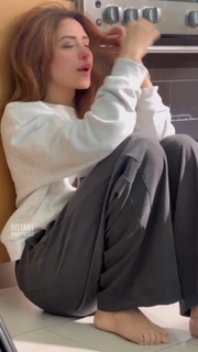 Mahira Sharma feet photo thumbnail