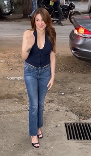 Mahira Sharma feet photo thumbnail