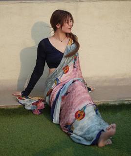 Mahira Sharma feet photo thumbnail