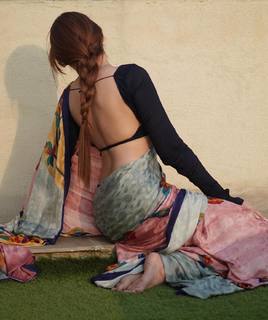 Mahira Sharma feet photo thumbnail