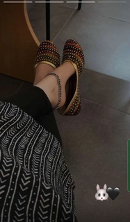 Mahira Sharma feet photo thumbnail