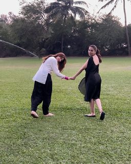 Mahira Sharma feet photo thumbnail