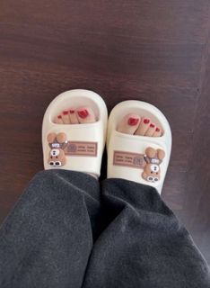 Mahira Sharma feet photo thumbnail