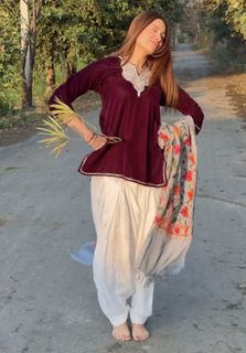 Mahira Sharma feet photo 4
