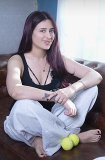 Mahira Sharma feet photo 8