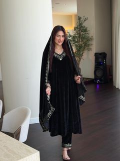 Mahira Sharma feet photo 6
