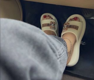 Mahira Sharma feet photo 3