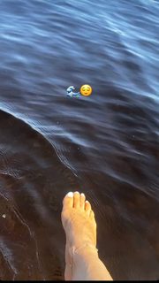 Mahnaz Afshar feet photo thumbnail