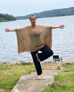 Mahnaz Afshar feet photo thumbnail