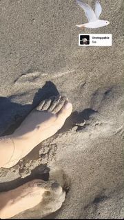 Mahnaz Afshar feet photo thumbnail