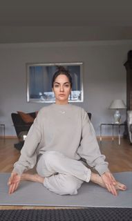 Mahnaz Afshar feet photo thumbnail