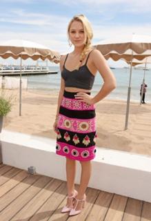 Maika Monroe feet photo thumbnail