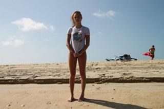 Maika Monroe feet photo thumbnail