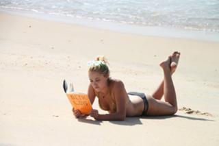 Maika Monroe feet photo thumbnail