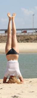 Maika Monroe feet photo thumbnail