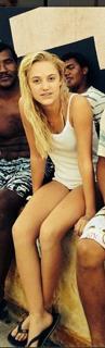 Maika Monroe feet photo thumbnail