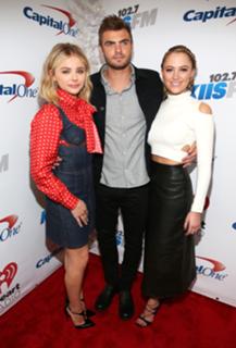 Maika Monroe feet photo thumbnail