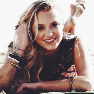 Maika Monroe feet photo thumbnail