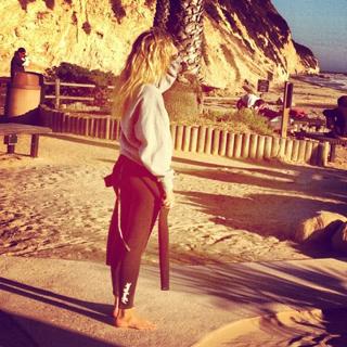 Maika Monroe feet photo thumbnail