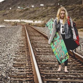 Maika Monroe feet photo thumbnail