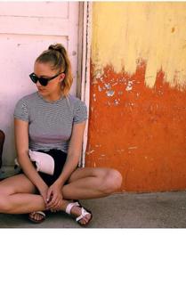 Maika Monroe feet photo thumbnail
