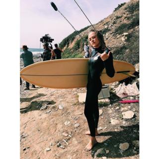 Maika Monroe feet photo thumbnail