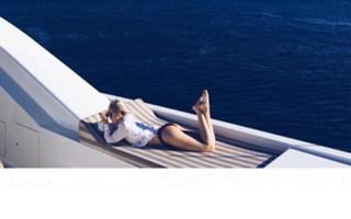 Maika Monroe feet photo thumbnail