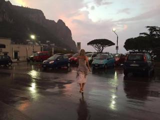 Maika Monroe feet photo thumbnail