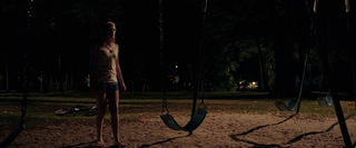 Maika Monroe feet photo thumbnail