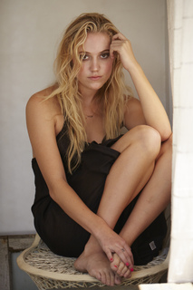 Maika Monroe feet photo thumbnail