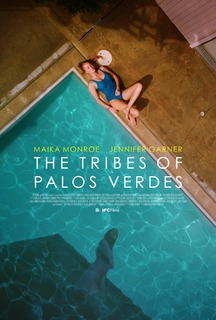 Maika Monroe feet photo thumbnail