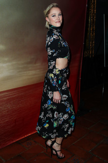 Maika Monroe feet photo thumbnail