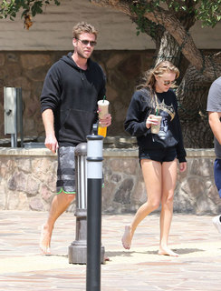 Maika Monroe feet photo thumbnail