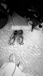 Maika Monroe feet photo thumbnail