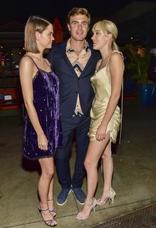 Maika Monroe feet photo thumbnail