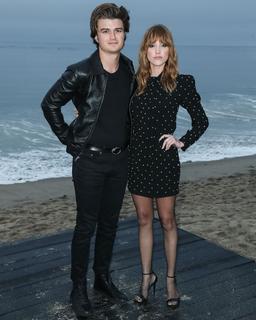 Maika Monroe feet photo thumbnail