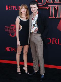 Maika Monroe feet photo thumbnail